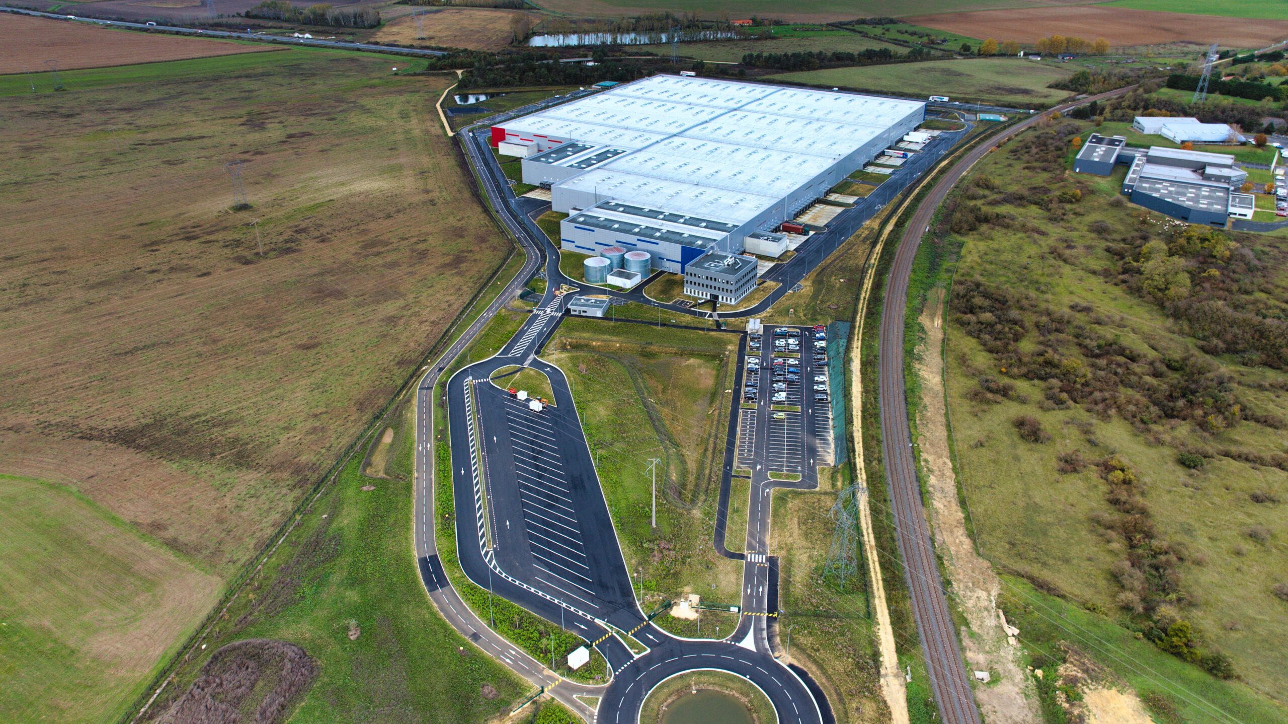 La plateforme logistique XXL GreenBerry, acquise par TwentyTwo Real Estate Fund III, passe à l’énergie solaire avec un projet d’envergure